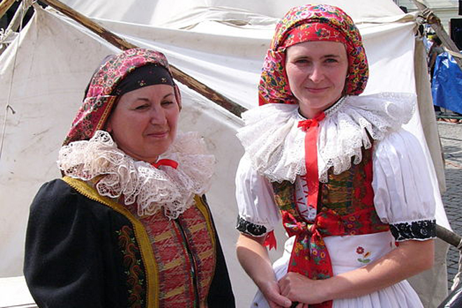 538px-Hanacky_kroj_zeny_1